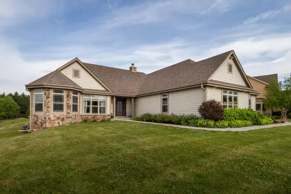 1111 Colonial Dr, Hartland, WI 53029