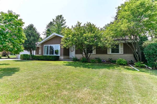 17975 Primrose Ln, Brookfield, WI 53045