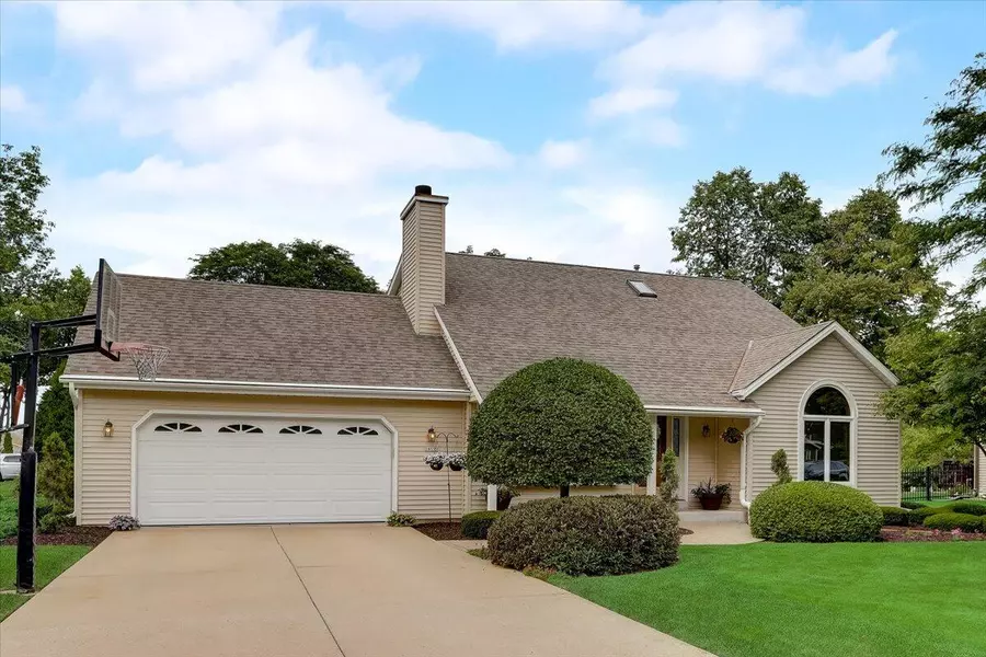 14190 W Beechwood Trl, New Berlin, WI 53151