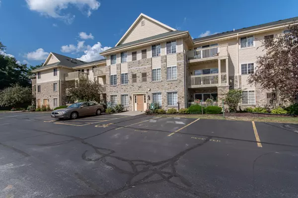 520 Windstone Dr Unit 304, Hartland, WI 53029
