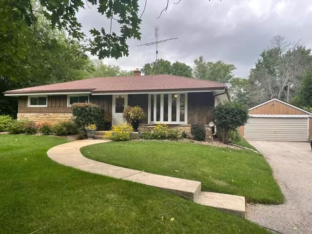 W122 Belleview Ave, Ixonia, WI 53066