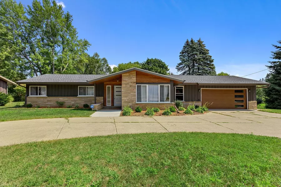 6918 N Range Line Rd, Glendale, WI 53209