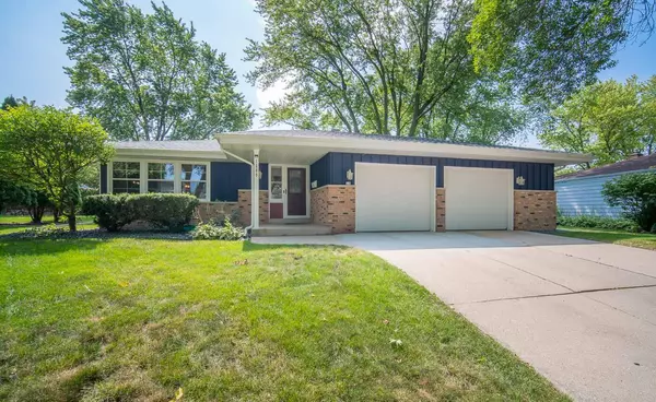 1509 Greenway Ter, Waukesha, WI 53186