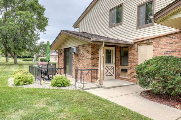 4512 S Greenridge Cir, Greenfield, WI 53220