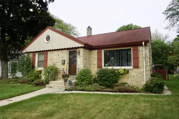 4870 N Iroquois Ave, Glendale, WI 53217
