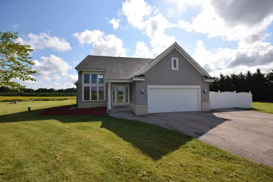 8206 Broadview Ln, Wayne, WI 53040