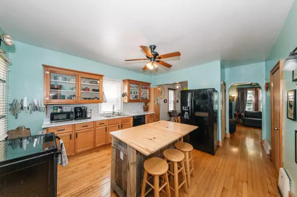 3228 S 9th St, Milwaukee, WI 53215