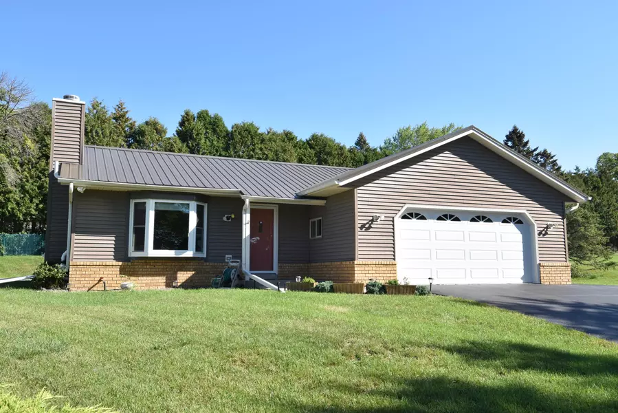 732 Radiant Ct, Oconomowoc, WI 53066