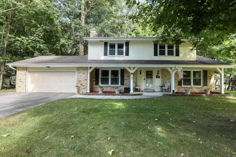 N26W22126 Glenwood Ln, Pewaukee, WI 53186