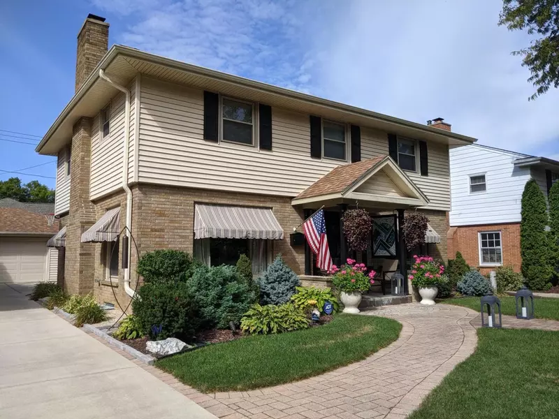 667 N 76th St, Wauwatosa, WI 53213