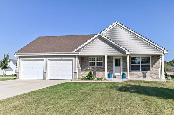 8890 S Carrollville Cir, Oak Creek, WI 53154