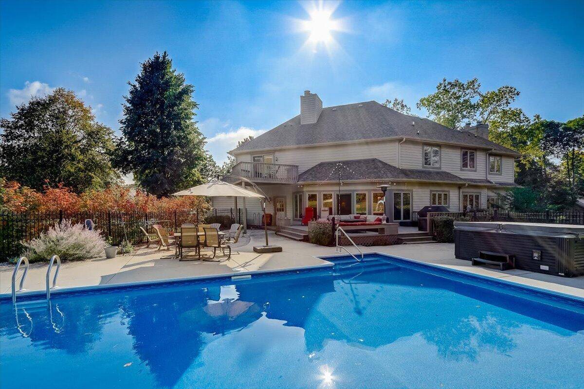 19570 Overlook Cir, Brookfield, WI 53045