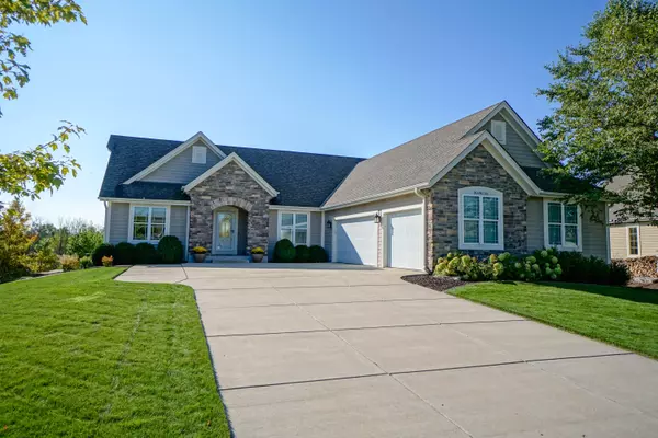 Pewaukee, WI 53072,W243N2704 Creekside Ct