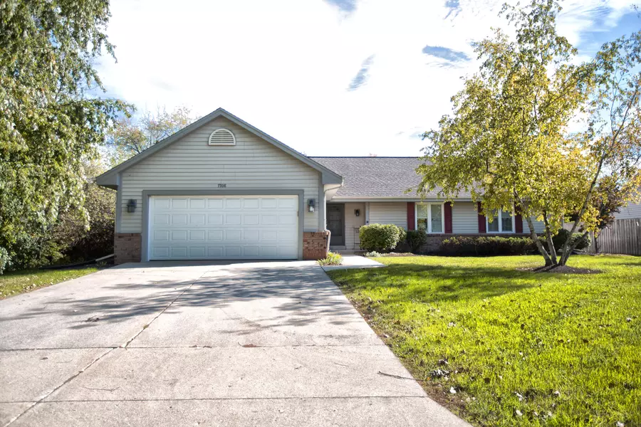 7708 S 87th St, Franklin, WI 53132