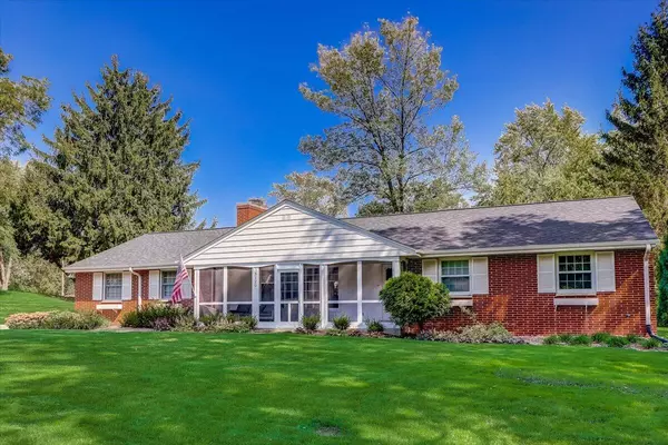 3120 Hidden Hills Dr, Brookfield, WI 53005