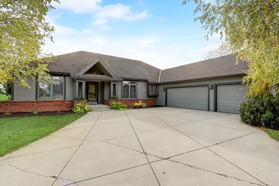 107 Trails Edge Ct, Hartland, WI 53029