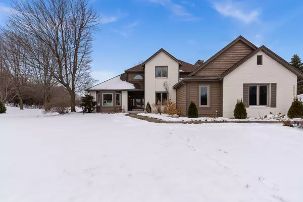 2712 Chatsworth Cir, Waukesha, WI 53188