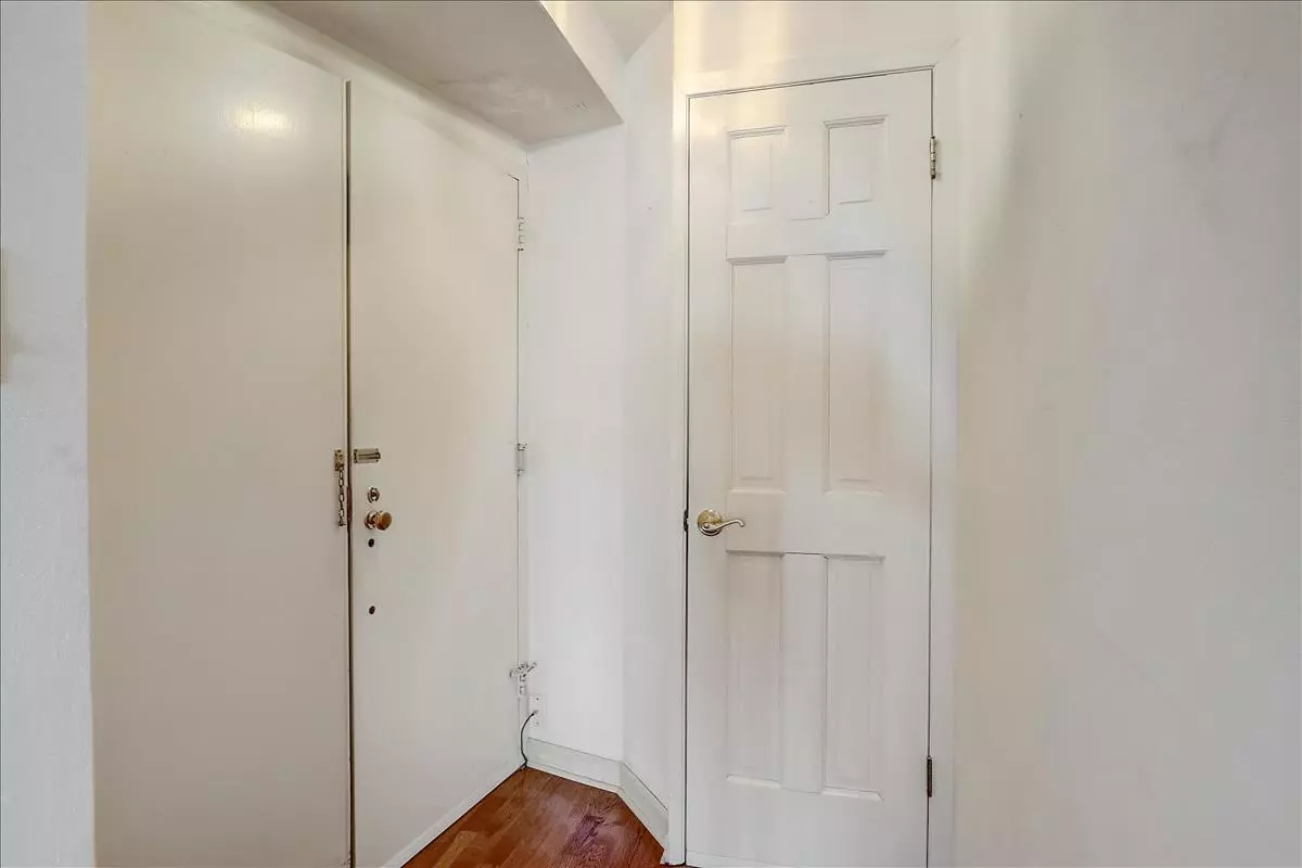 Milwaukee, WI 53207,2525 S Shore Dr Unit 23F