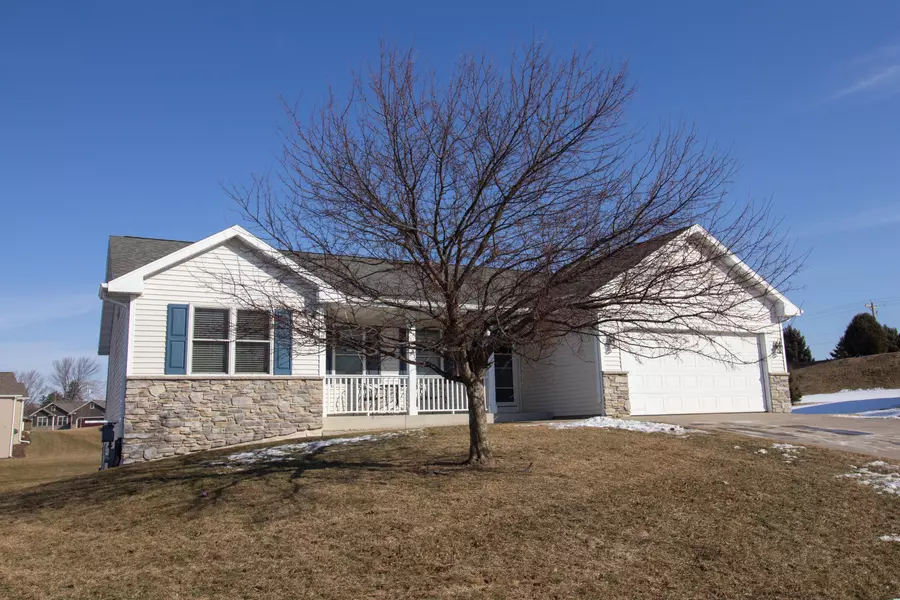 W1416 Valley View Ct, Ixonia, WI 53036