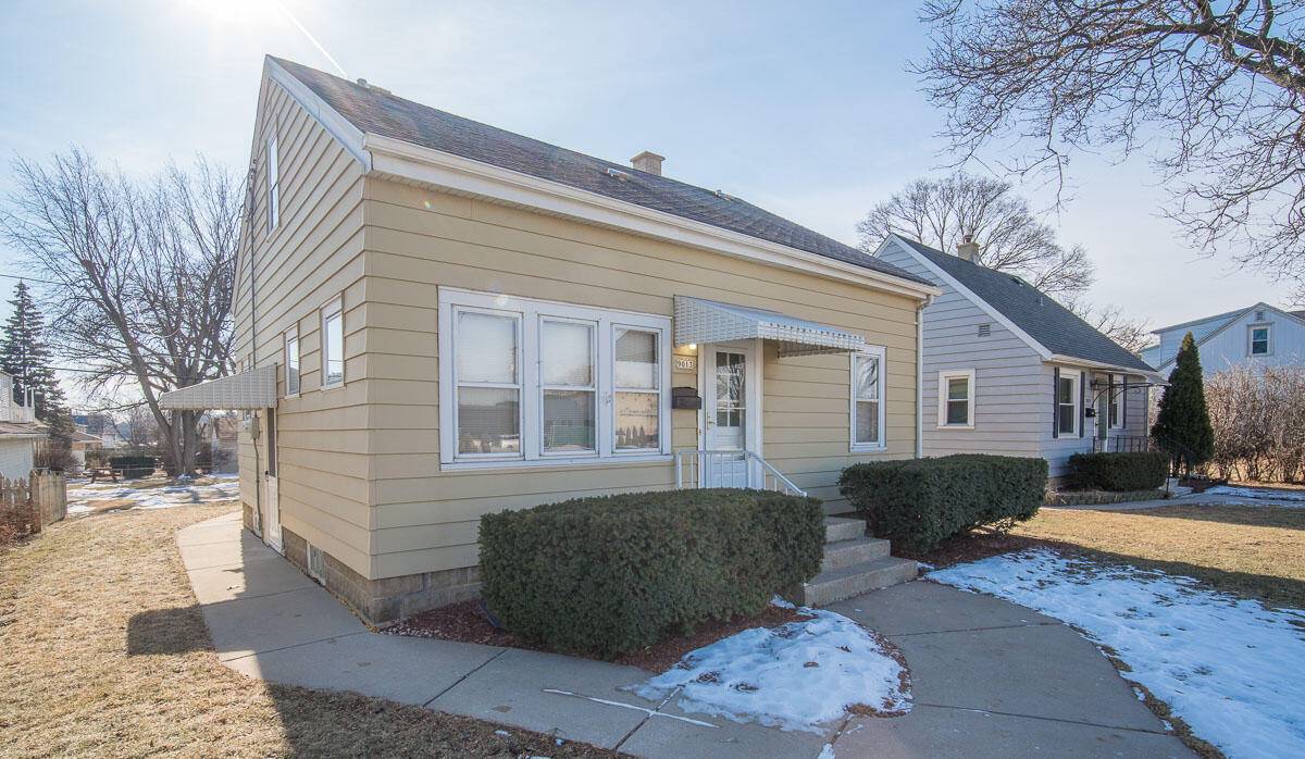 9013 W Schlinger Ave, West Allis, WI 53214