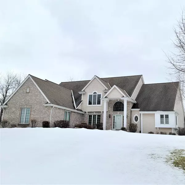 20045 W Rustic Ridge Dr, New Berlin, WI 53146