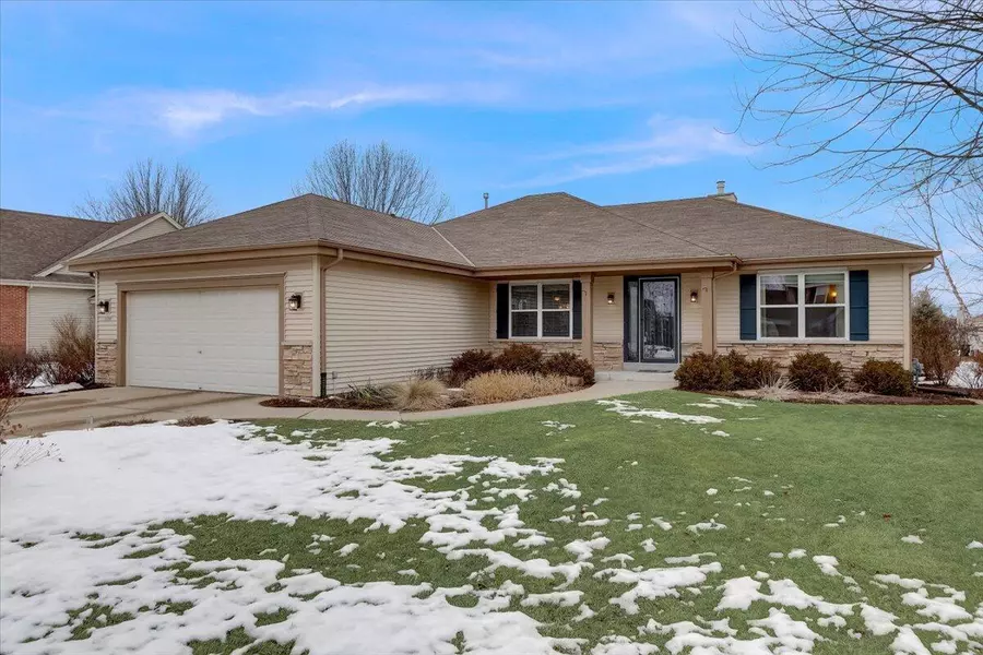 1330 Mockingbird Dr, Oconomowoc, WI 53066