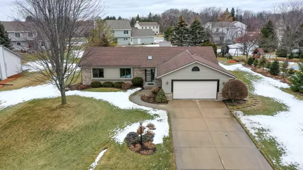 W142N10720 Wooded Hills Dr, Germantown, WI 53022