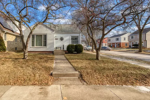 3278 S Pine Ave, Milwaukee, WI 53207