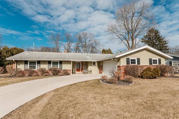 2300 W Hemlock Rd, Glendale, WI 53209