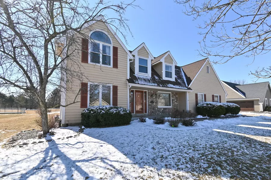 9623 W Hunt Club Dr, Mequon, WI 53097