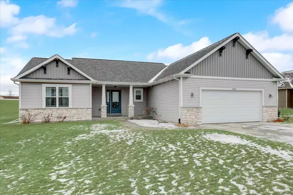 W1036 Hunter Ln, Ixonia, WI 53036