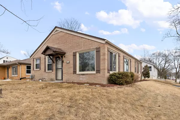 302 N 112th St, Wauwatosa, WI 53226