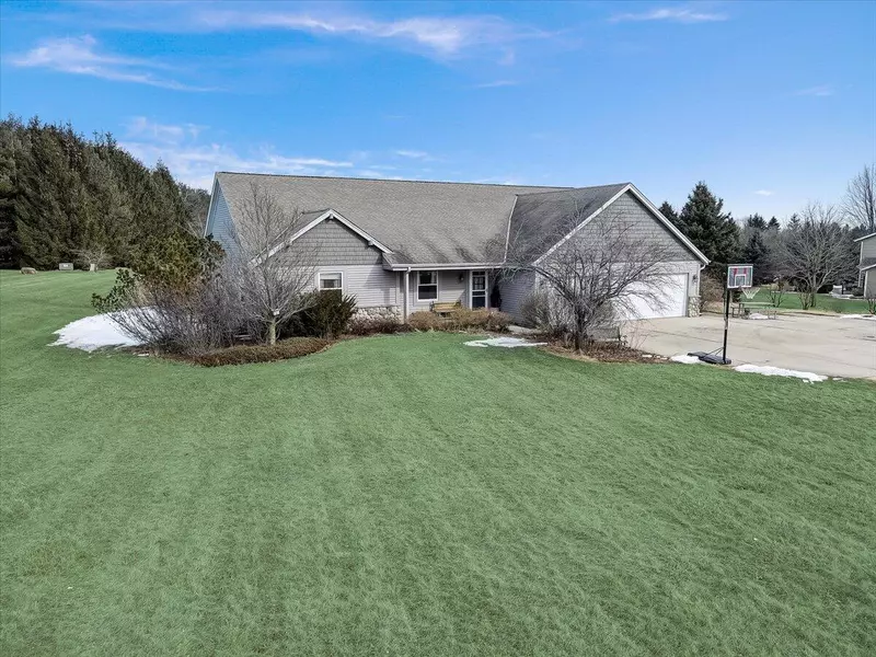 2472 Ball Dr, Richfield, WI 53076