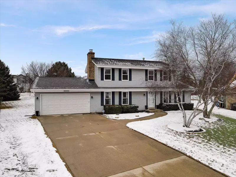 W225N2796 Fernwood Ct, Pewaukee, WI 53186