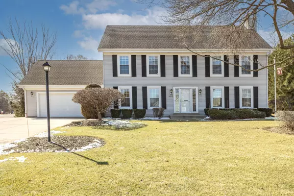 N48W14345 Brook Falls Dr, Menomonee Falls, WI 53051