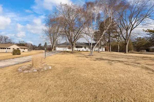 Mequon, WI 53092,5326 W Hillcrest Dr