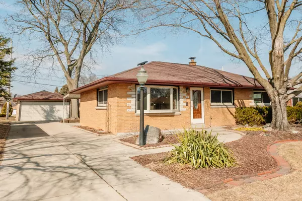 4421 S 63rd St, Greenfield, WI 53220