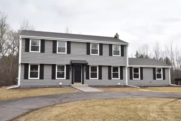 2228 W Sunnydale Ln, Mequon, WI 53092