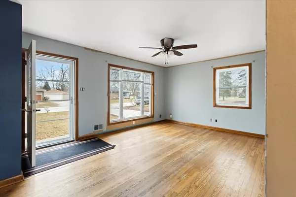 Mukwonago, WI 53149,933 Robins Ln