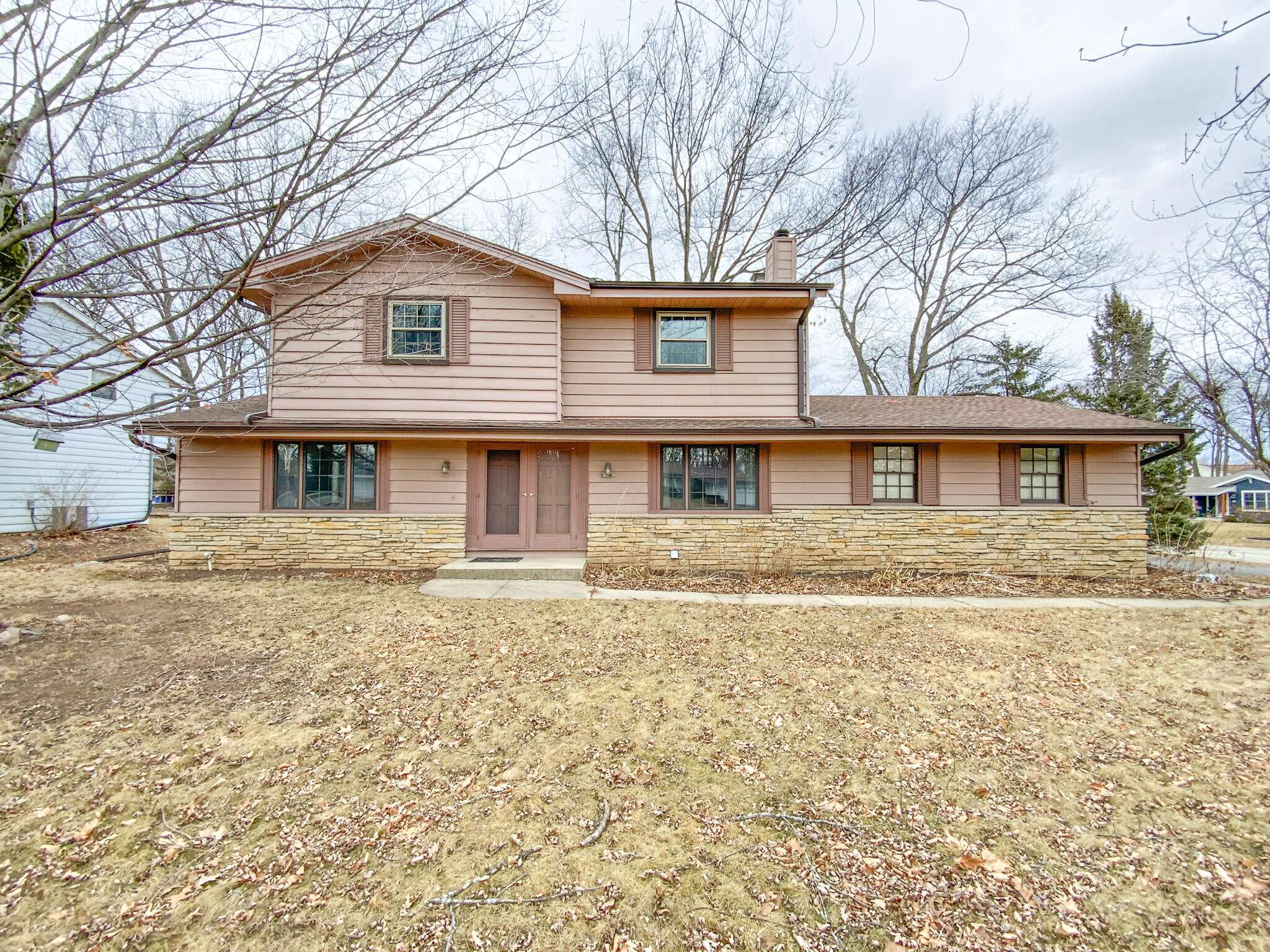 14240 W Beechwood Trl, New Berlin, WI 53151