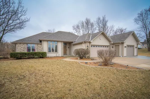 3265 E Normandy Ct, Oak Creek, WI 53154