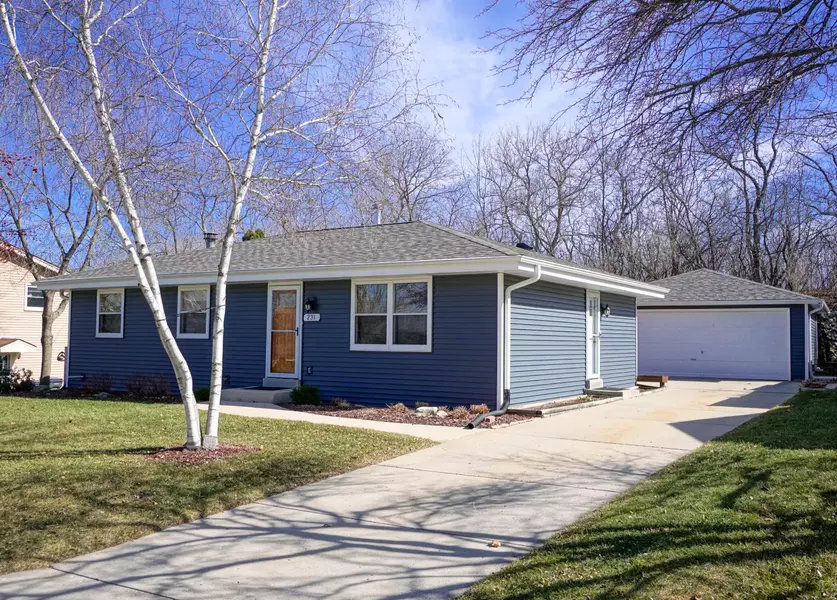 231 Willow Dr, Hartland, WI 53029