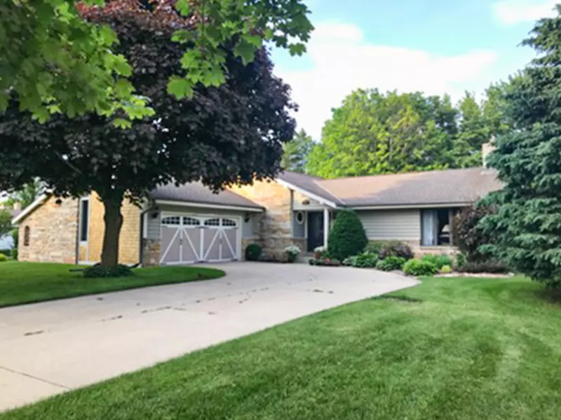 3350 Maple Dr, Richfield, WI 53033