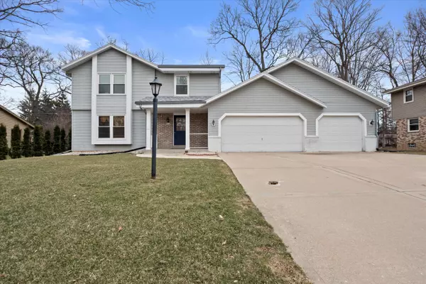 3210 S Regal Dr, New Berlin, WI 53151