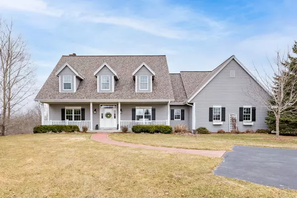 11901 Hidden Valley Dr, Cedarburg, WI 53012
