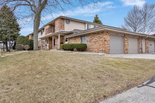 4585 S Greenridge Cir, Greenfield, WI 53220