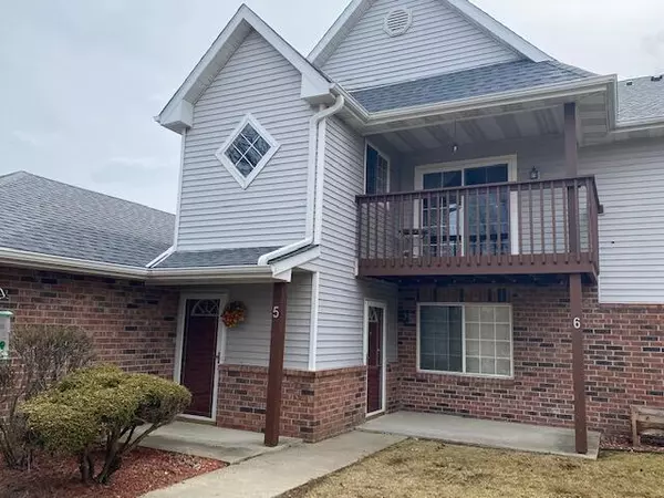 200 W Aspen Ct Unit 5, Oak Creek, WI 53154