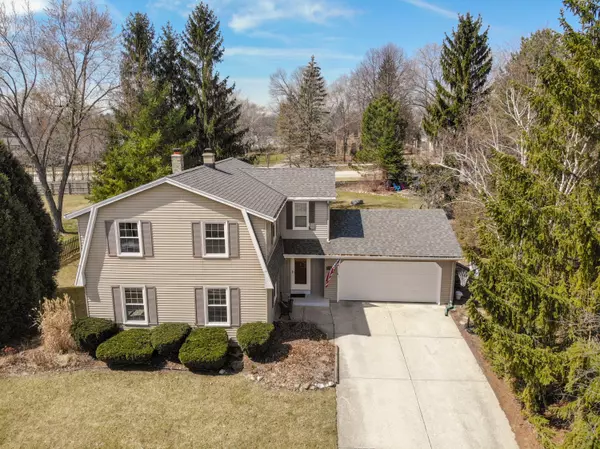 W59N941 Essex Dr, Cedarburg, WI 53012