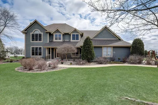 W148N10712 Crabtree Ln, Germantown, WI 53022