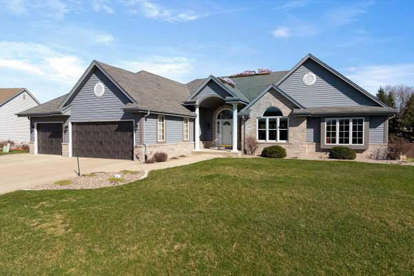 13675 W Wildflower Ln, New Berlin, WI 53151